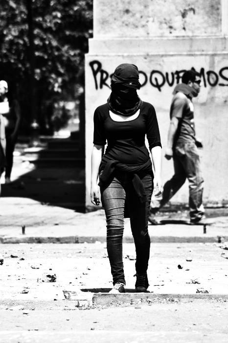 demencia-explosiva:  Linda y bonita es toda guerrillera disparando palabras o fusiles,