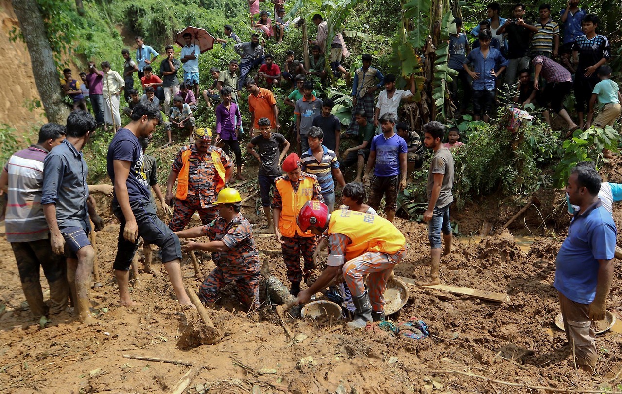 ALUD. Al menos 134 personas han perdido la vida por deslizamientos de tierra provocados por las fuertes lluvias en el sureste de Bangladesh. Se espera que la cifra siga creciendo según vayan llegando las autoridades a todas las zonas afectadas,...