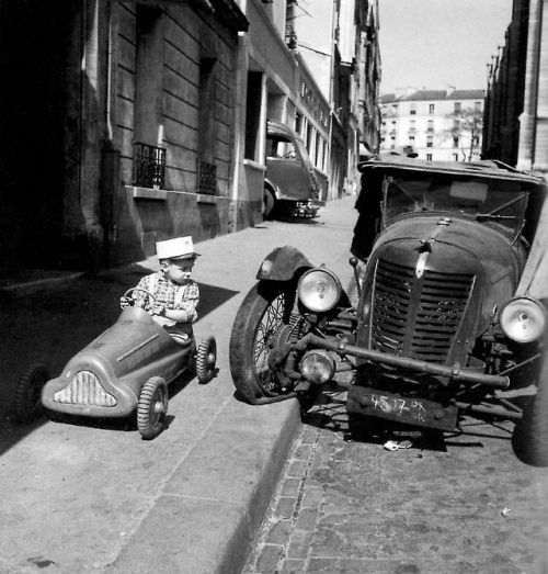 vintageeveryday:  Paris by Robert Doisneau: 23 fascinating black and white photographs of the city in the 1950s.