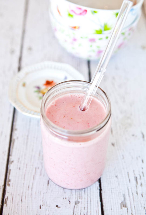 confectionerybliss:Strawberries and Cream Smoothie {Vegan, GF} | Averie Cooks 