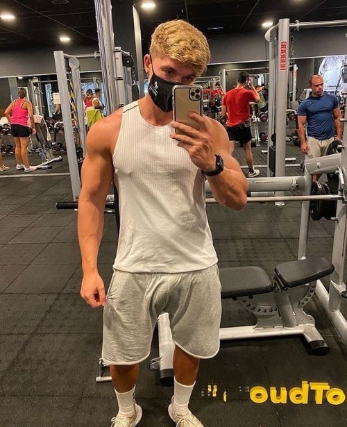 This is the kinda guy look at an awkward amount of times at the gymSEE MORE HOT GUYS HERE!