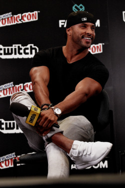 brattynympho:  daily-men:Ricky Whittle at IMDb LIVE, New York Comic Con 2017.  Raw me zaddy