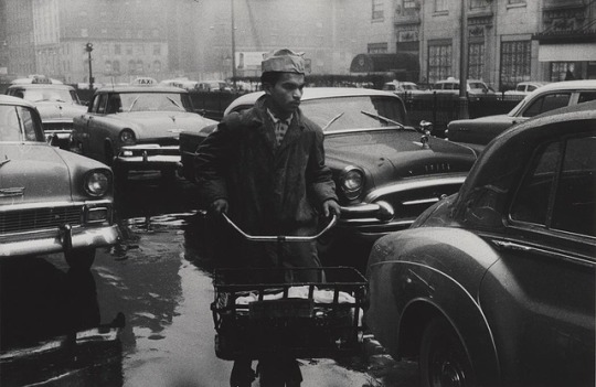 zzzze: GARRY WINOGRAND (1928 - 1984) untitled, New York, 1950s Gelatin silver print  