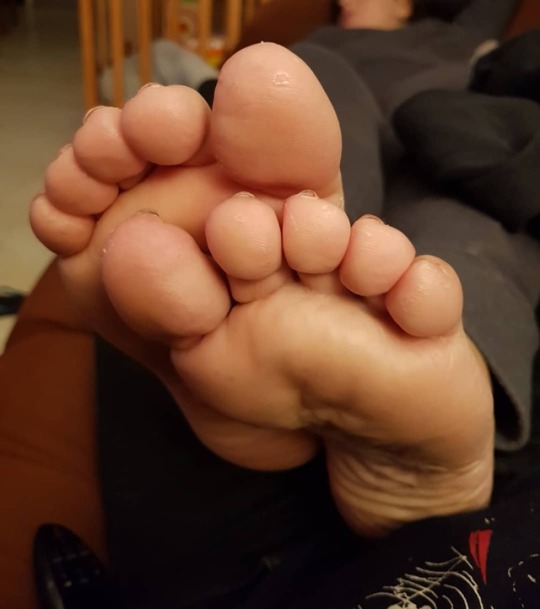 wifesfeetures:     