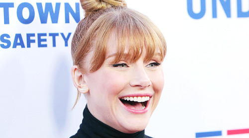 brycedhowardfr: Bryce Dallas Howard at the Unde The Gun Premiere, Los Angeles, May 3rd. (x)  Si