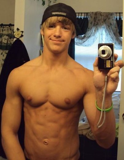 boysinthewild:  GGGGreat chest all day 