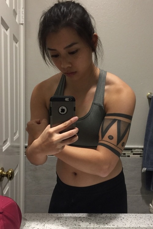 queertrashcan: joel-ellie: Mom: Stop lifting weights!! Your so wide! You’re not gonna find a m