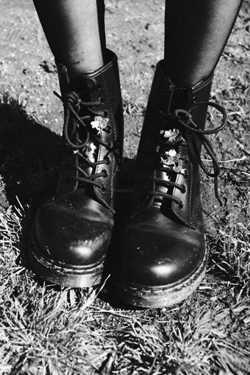 acid-daisies:thevelvetgarden:✿❀❁Come Into The Velvet Garden✿❀❁Soft grunge