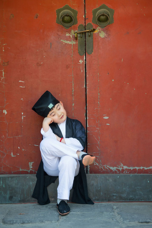 fuckyeahchinesefashion:China, the cutest Taoist and Taoist nun ever. 最萌小道士和小道姑