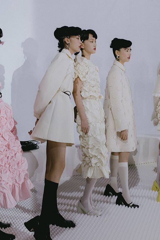 cyberglittter:shushu/tong fw21 backstage porn pictures