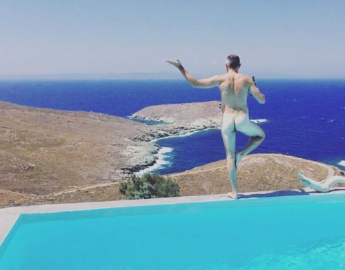 PARADISE | BUTT This #butt is so happy to be in this #Greek paradise that it is striking a pose! #th