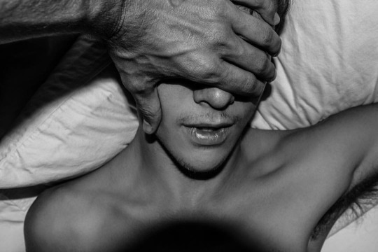 :::::.  No podemos vivir nuestra vida a través de los ojos de otra persona.  