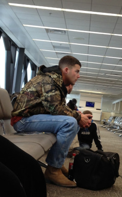 wrcowboy:  realmenstink:  goodoldfratdays:   Need some help passin the time?  Meet me in the bathroom!   REDNECK STUD AT THE AIRPORT !!! HOW’D YOU LIKE HIM SITTING NEXT TO YA !!!  I would love to be sitting next to him. My archive has another picture