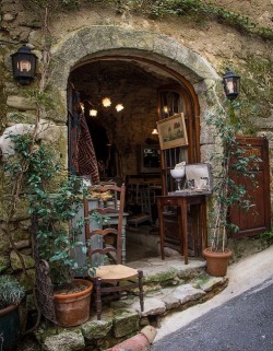 audreylovesparis:  Bonnieux Antique Shop, France 