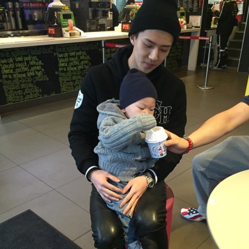 celebsthatcopysehun:One of Zayn’s former backup dancers holding an infant in his meaty arms an