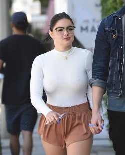 celebritypicturesblog:  more: http://hotcelebsdaily.com/Ariel-Winter-Braless-Candids-in-Beverly-Hills