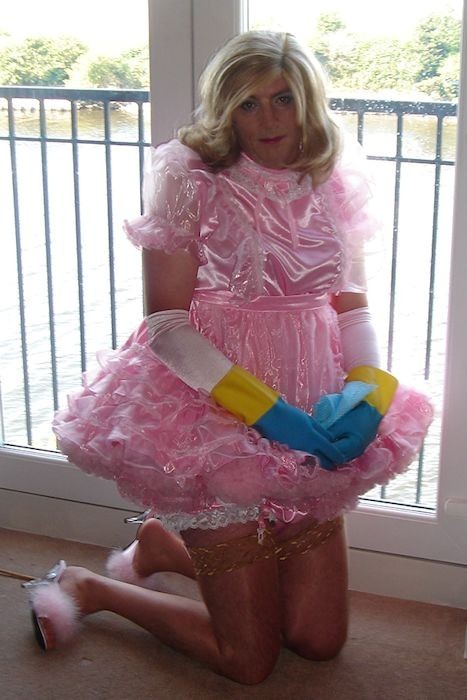 sissywifemelissa: sissy dress or not chores still have to be done My dream, my destiny