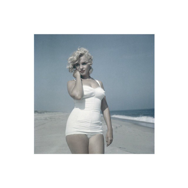 soy-un-weon-enano:  ella no tenía el cuerpo de una modelo y ella amaba eso.   •MissMonroe•