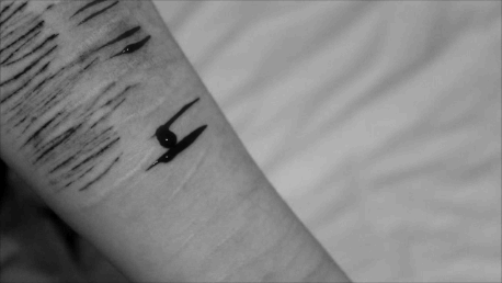 actividadsuicida:  Malditas cicatrices, sangraban todo el tiempo, su piel también