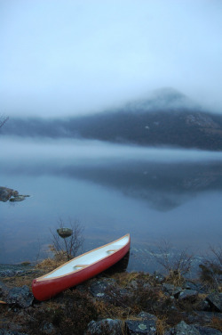 sph1nxx:  Red canoe by xTorfinnx on Flickr.