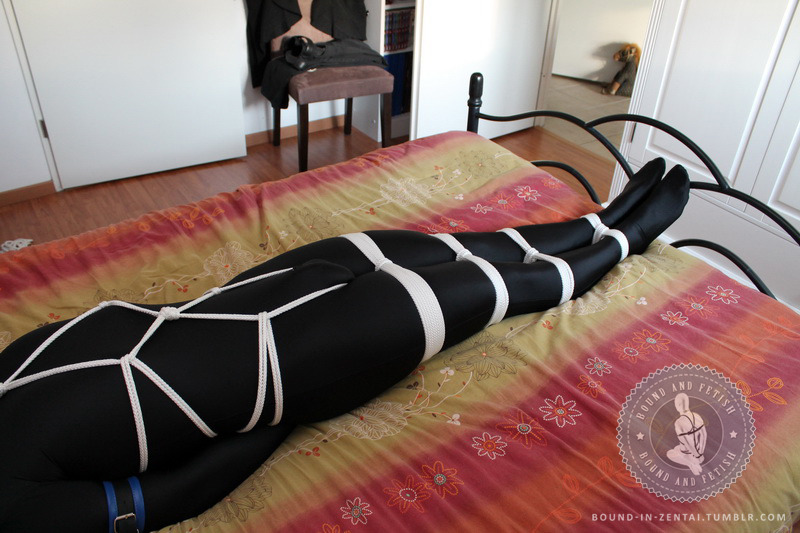 bound-in-zentai:Me in strict bedtie :-)