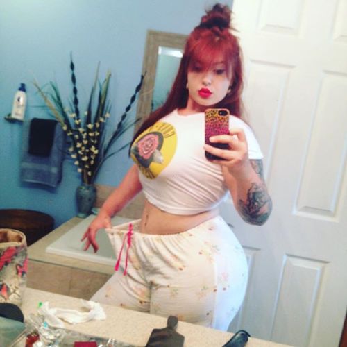 extremebodiez:  Thick SnowwWifey with a Wooty  She so thick and sexy 