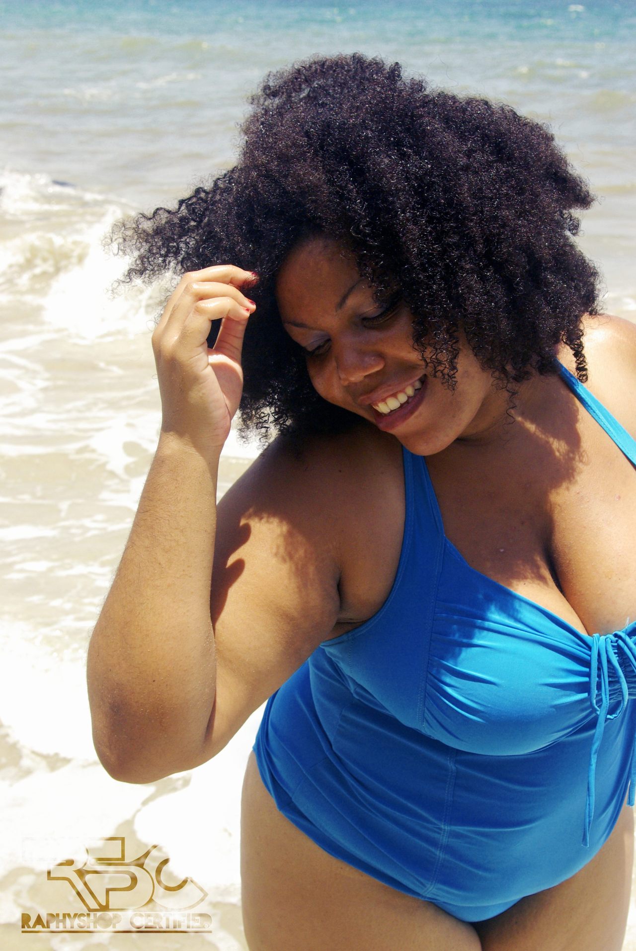 curvesandconfidence:  blue swimsuit http://ludmyc.tumblr.com/