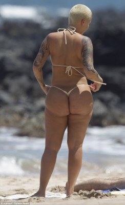 missladylove20:More photos of Amber Rose in a cheeky bikini thong on Hawaiian beach getaway