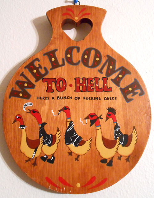roachpatrol:iguanamouth:fun with thrift shop welcome signs and paintGIMME
