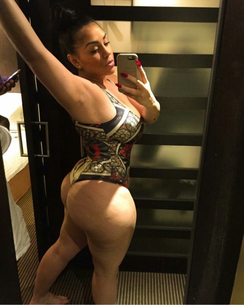 thicksexyasswomen:  Bae  Goddess