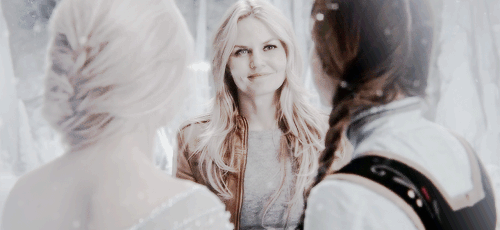 captainswansource:My heart hurts for Emma in this little moment. You can’t tell me she isn’t sad tha