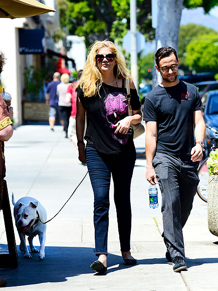 Sometimes a lazy day in LA can gives us the a glimpse into alien worlds…OR, it’s just Kristen Johnston and Joseph Gordon Levitt strolling around in casual wear. Either way, I am not happy about the future.