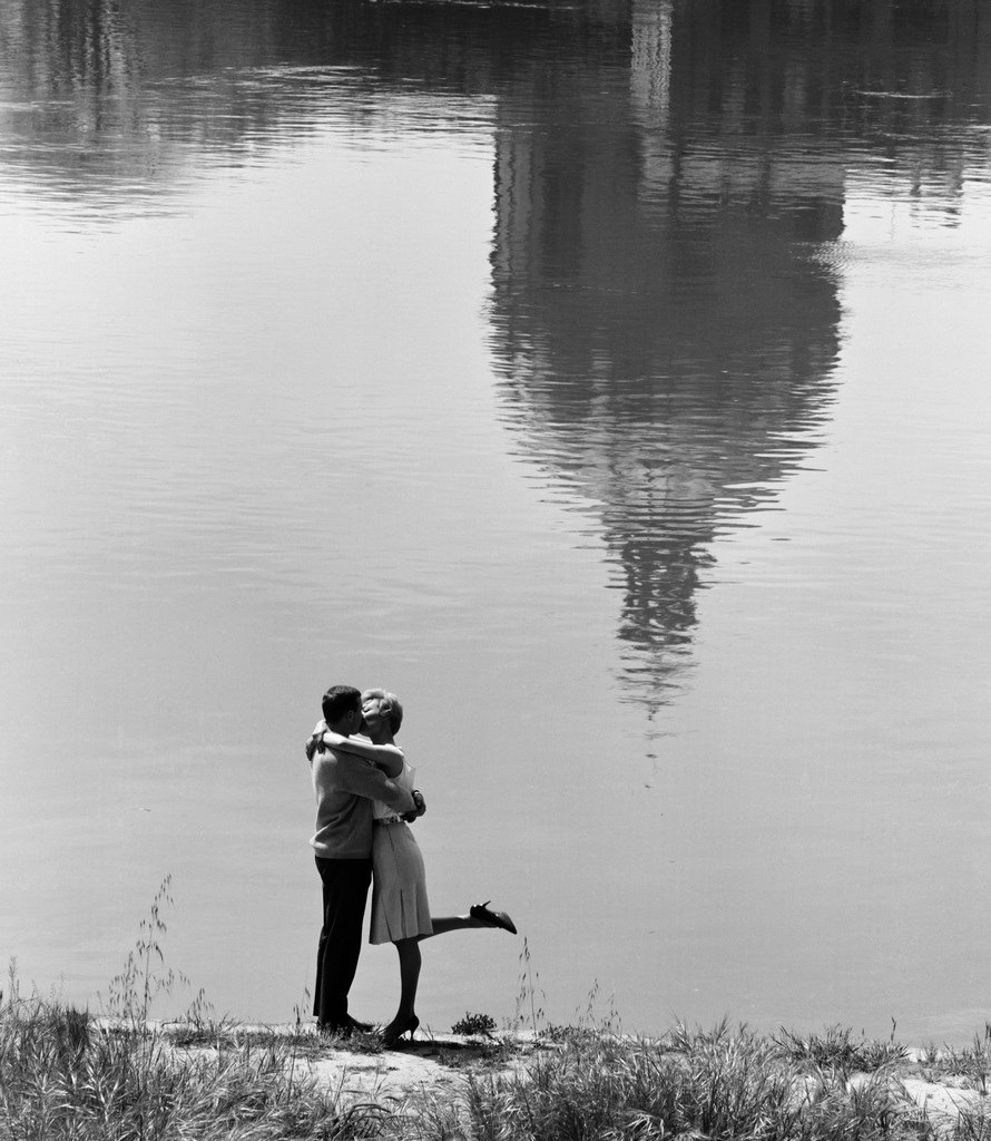 Jean Dieuzaide. Le baiser de la Garonne Toulouse, 1962.
