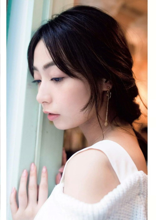 uptou:  週刊プレイボーイ 2019年17号宇垣美里『風をたべる』