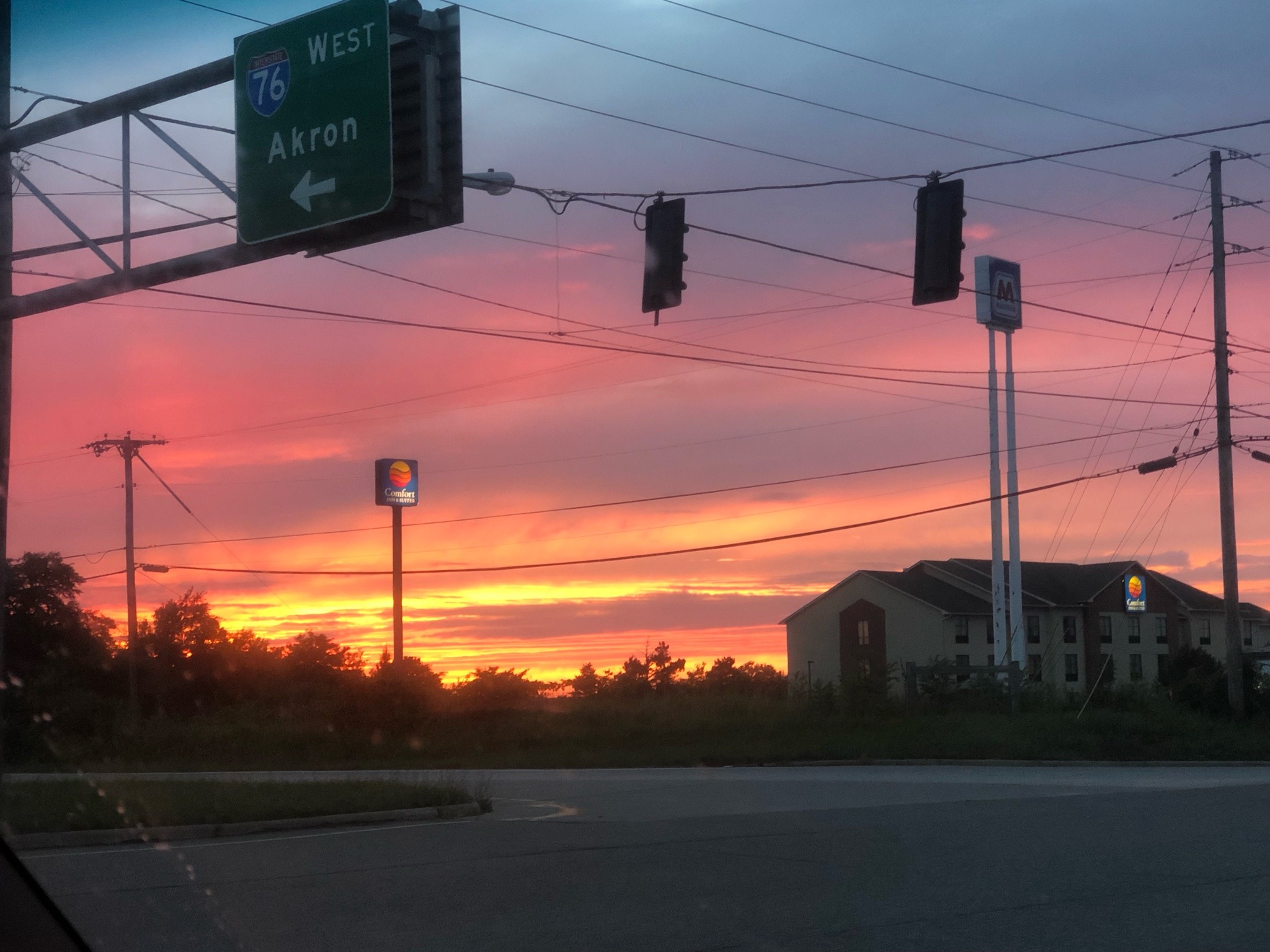 Some pictures of the gorgeous sunset on the way back to the apt from taking stuff to the new house😍🤘🏼