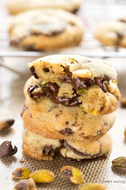 fullcravings:Pistachio Chocolate Chunk Cookies