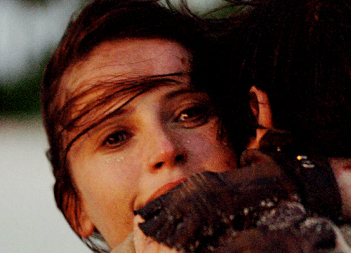 jynandor:The rumbling overwhelmed all other sound. Jyn tightened her grip on Cassian, and he found t
