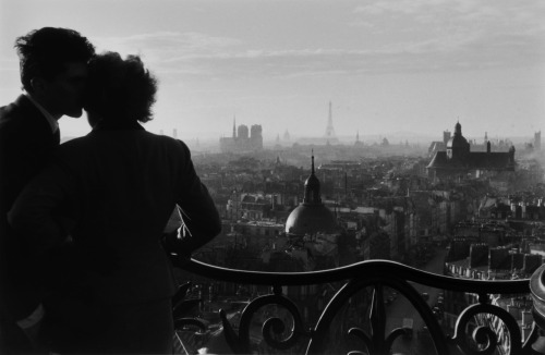 marcelbergson:Willy Ronis, The Lovers of the Bastille, Paris, 1957