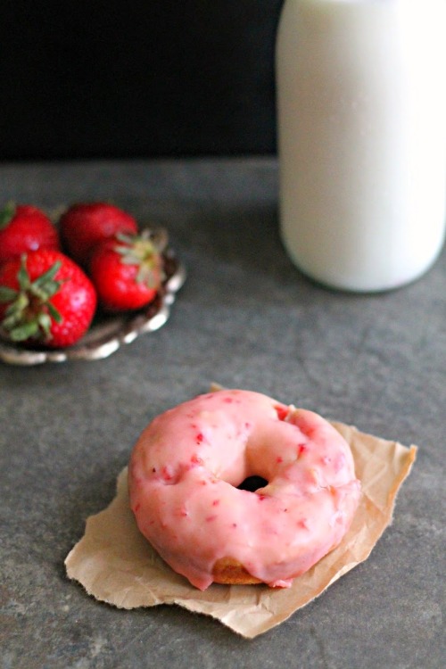 dietkiller: Strawberry Whole Wheat Doughnuts