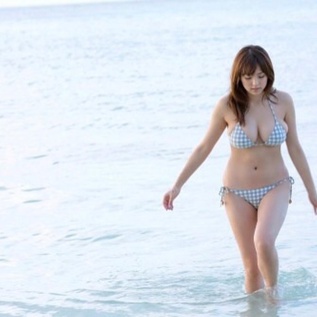 wrayy:  #篠崎愛 #beach #clearwater #omgmoment