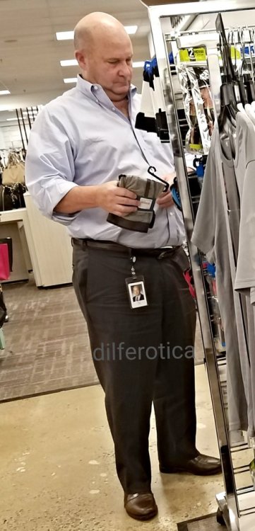 handsomedadhunter:  philsdream:  dilferotica:  Daddy shops for undies  Sure he needs help trying them on and a second opinion 😋😋😋  Hmm