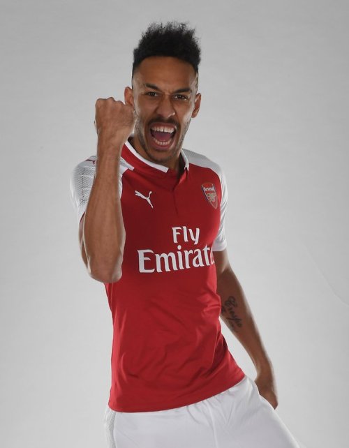 walkitin - Pierre Emerick Aubameyang signs for Arsenal FC.