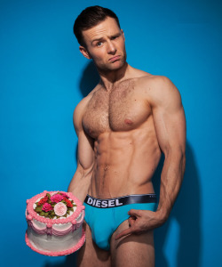 statuscut:Harry Judd would just like to (literally) point out to you that he’s been CIRCUMCISED.