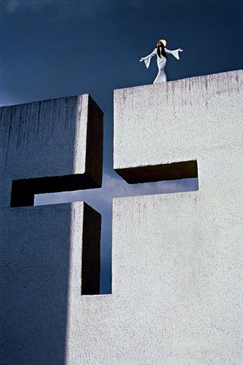 fadotropical:  thierry mugler ad photographed in a capilla designed by luis barragán in tlalp