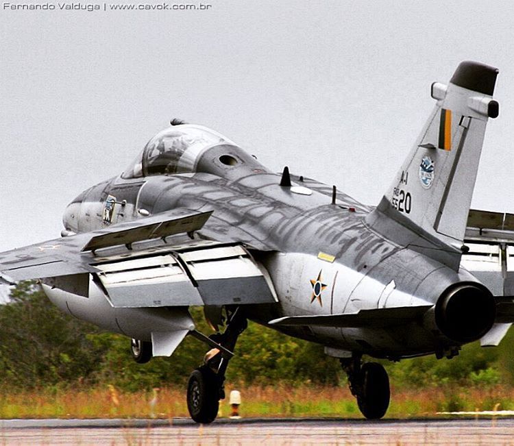 Cavok Brasil - Asas da Informação on Tumblr: Aermacchi/Alenia/Embraer AMX  (A-1) FAB 5520 - 1º/16º GAV Esquadrão Adelphi, www.cavok.com.br