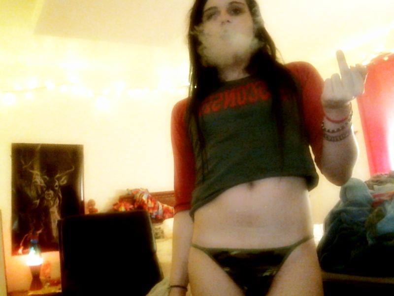 420stonergurl:  420 (:   Smokin&rsquo; hot!