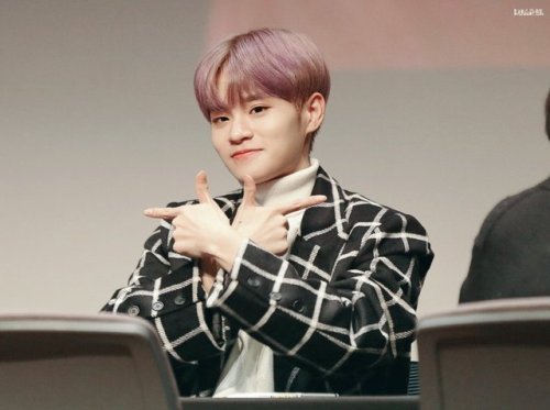wannaoneofficial:© LAUREL | Do not edit. (1,2)