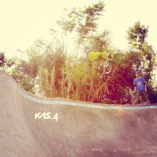 #voando alto no bowl #kas4 #vertInRoca #skatecomalma #skate #bowlrider #guara #fimdetarde #diversao 