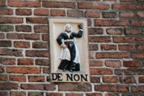 Гевелстенен.В старом Амстердаме улицы не имели названий и номеров, а идентифицировались гевелстенен.