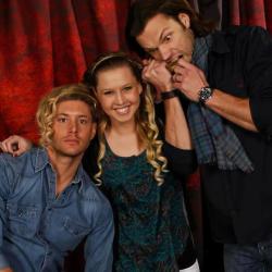 whosuperlockedyou:  misha-let-me-touch-your-assbutt:    u ok jen   this took me too long to realize this isnt a photo of two girls with jared. 